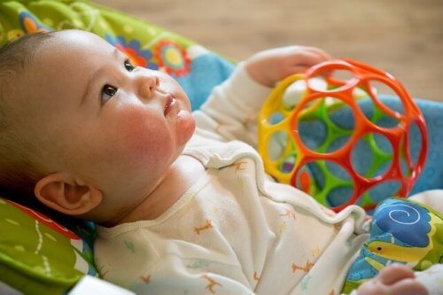 Les parents représentent le premier jouet des bébés