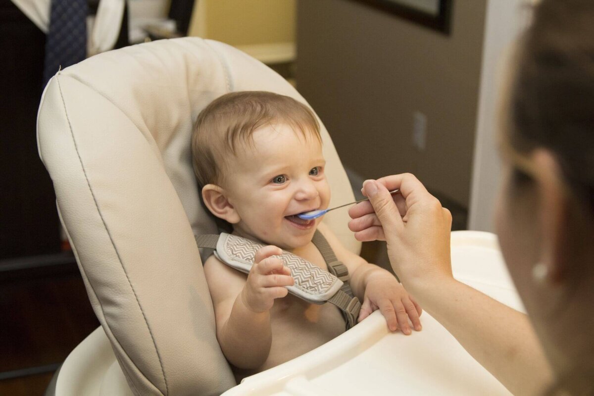 Un bébé en bonne santé qui mange bien