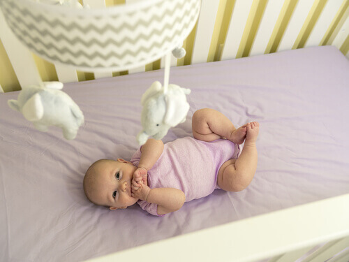 Troisième mois de la vie de bébé : développement de la motricité et des sens