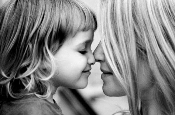 L'amour maternel consolide l'attachement si spécial entre la mère et l'enfant