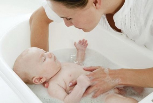 L'heure du bain consolide le lien entre la mère et l'enfant.