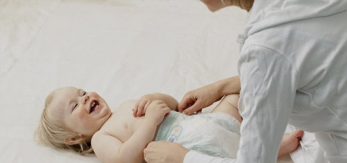 C'est maman qui joue avec lui, lui donne à manger et lui change sa couche.