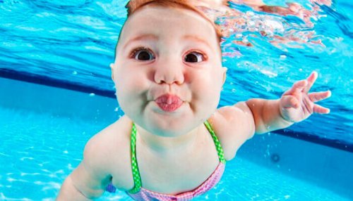 La stimulation aquatique favorise le développement sensoriel du bébé.