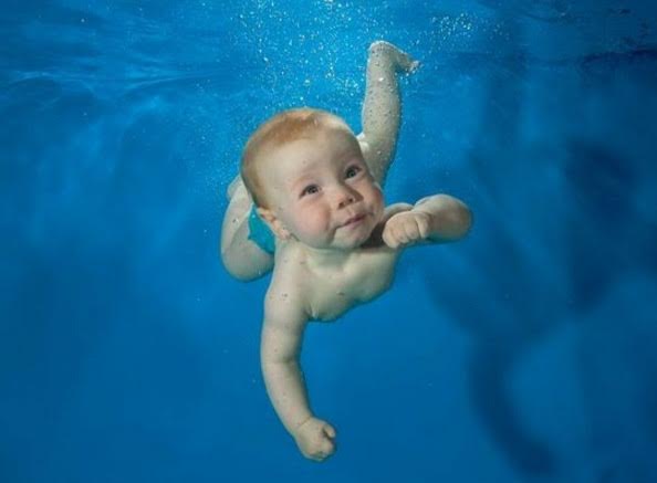 Dans l'eau, le bébé peut prendre de nouvelles positions.