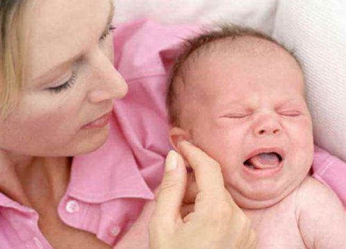 Pendant une crise de l'allaitement, le bébé peut avoir différents problèmes, et peut donner l'impression de ne plus avoir d'appétit