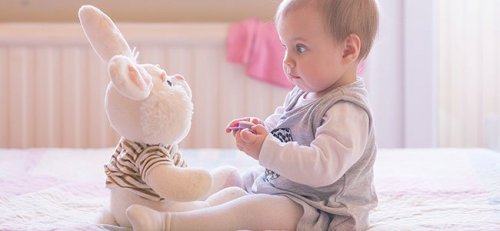 Des peluches, du papier, des photos, des objets de la maison... tout est bon pour stimuler les sens