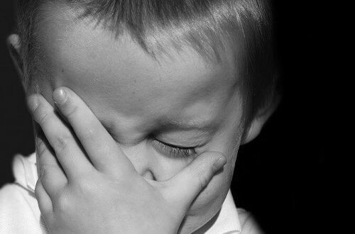 La peur et l'anxiété font partie des symptômes du manque affectif.
