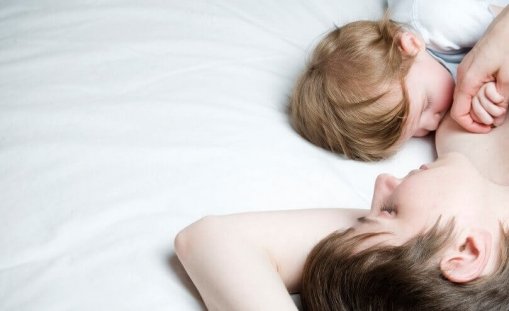Attendez quelques minutes après le repas avant de le coucher.