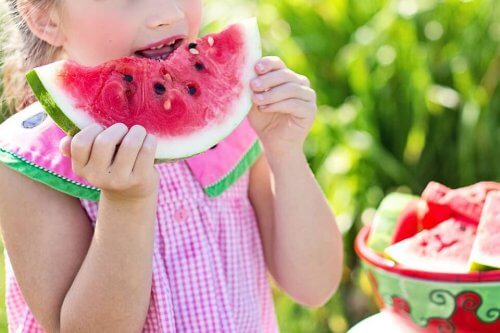 Servez à votre enfant des aliments sains qu'il aime pour le motiver à finir son assiette.