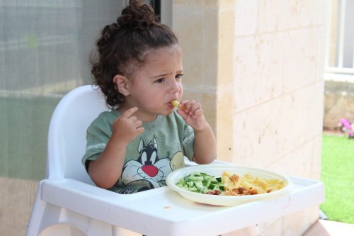 Un enfant qui mange les meilleurs aliments pour sa santé