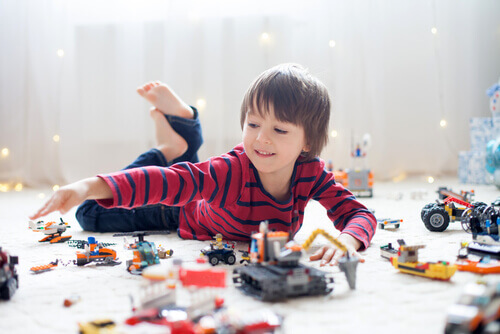 Donner beaucoup de jouets à l'enfant ne remplace pas le temps en famille.