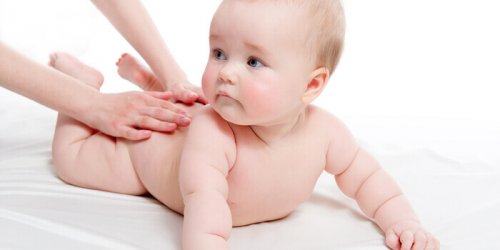 Massage d'un bébé sur le ventre.