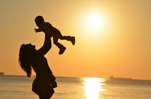 Les mères heureuses écoutent leurs enfants peu importe la question où ce qu'ils ont à raconter.