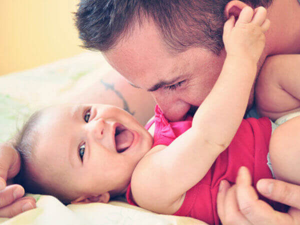 Le bébé a besoin de toute l'attention de ses parents.