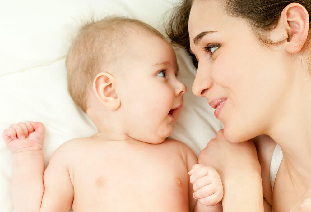 L'attachement entre un enfant et sa mère.