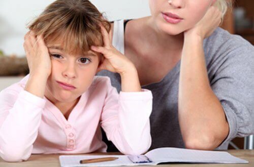 Être une mère embêtante aide les enfants à mieux réussir dans la vie