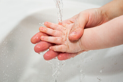 10 conseils pour couper facilement les ongles d'un bébé