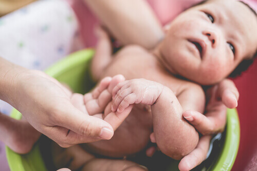 Bébé qui tient dans les mains