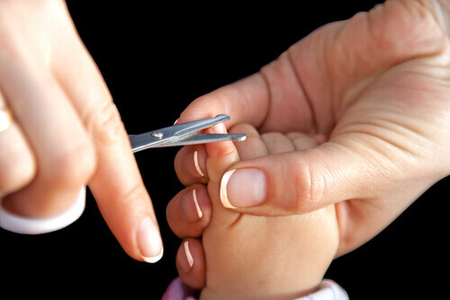 Couper les ongles d'un bébé peut s'avérer difficile pour de nombreux parents