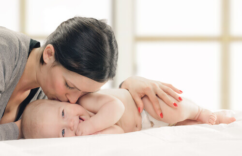 Maman fait des bisous à son bébé