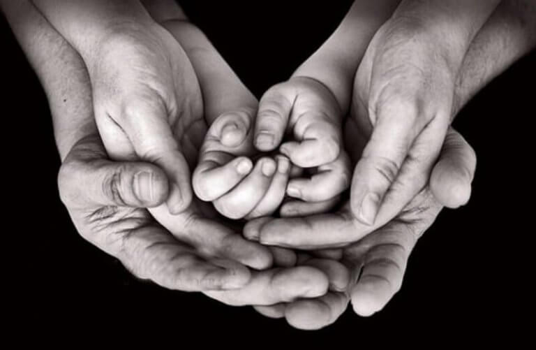 Prendre soin du bébé est le rôle aussi bien du papa que de la maman