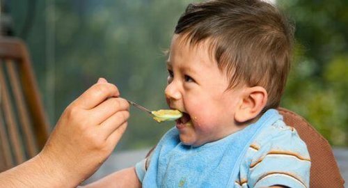 Les premiers repas du bébé : incorporer des solides dans son alimentation