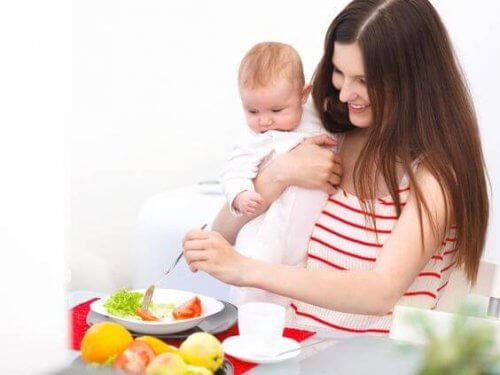 Mère avec son enfant en train de manger