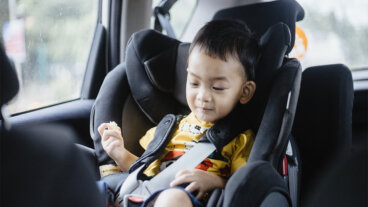 Pourquoi ne devez-vous pas asseoir votre enfant dans la voiture avec son manteau ?