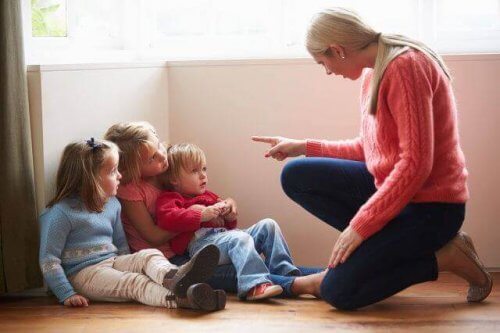 Femme qui explique a des enfants quelques règles à suivre