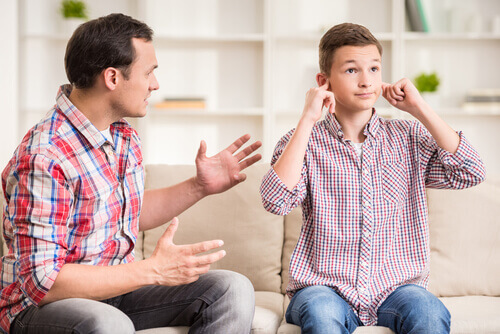 Le beau-père ou la belle-mère ne doit pas vouloir à tout prix imposer son autorité.