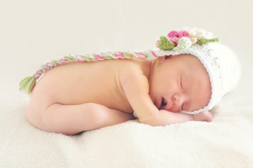 Bébé qui dort sur le ventre