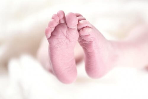 Petits pieds de bébé pendant son sommeil