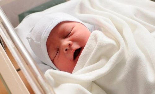 Pourquoi les nouveau-nés font-ils des bruits étranges en respirant ?