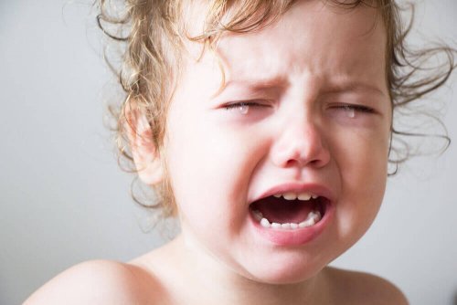 Bébé qui pleure car il est fatigué