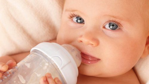 Quelle quantité d'eau votre bébé a-t-il besoin de boire ?