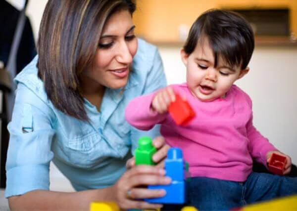 Un bébé de 2 ans ne veut pas prêter ses jouets mais apprécie que l'on joue avec lui