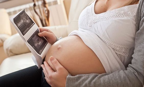Les causes d'un accouchement retardé peuvent varier d'une femme à l'autre