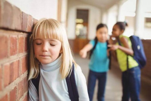Pour affronter les moqueries, un enfant doit être sûr de lui et de ses capacités.
