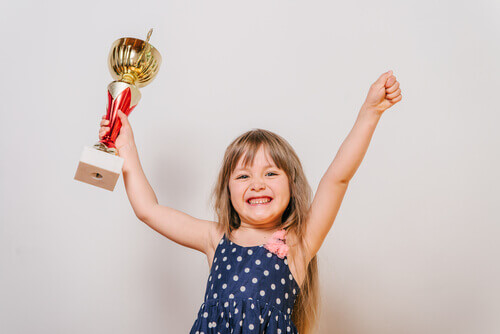 Fillette heureuse d'avoir gagné