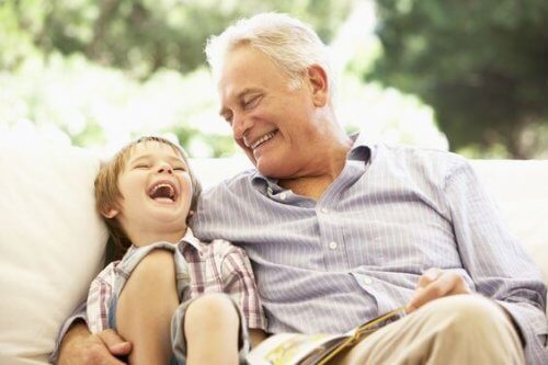 Les grands-pères transmettent les traditions et l'histoire familiale à leurs petits-enfants.