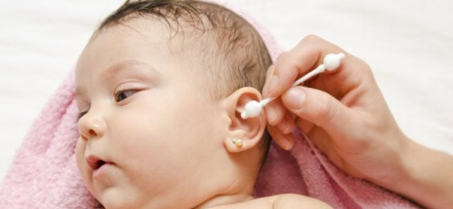 Nettoyer le nez et les oreilles d'un bébé est très simple même s'il n'apprécie pas tellement 