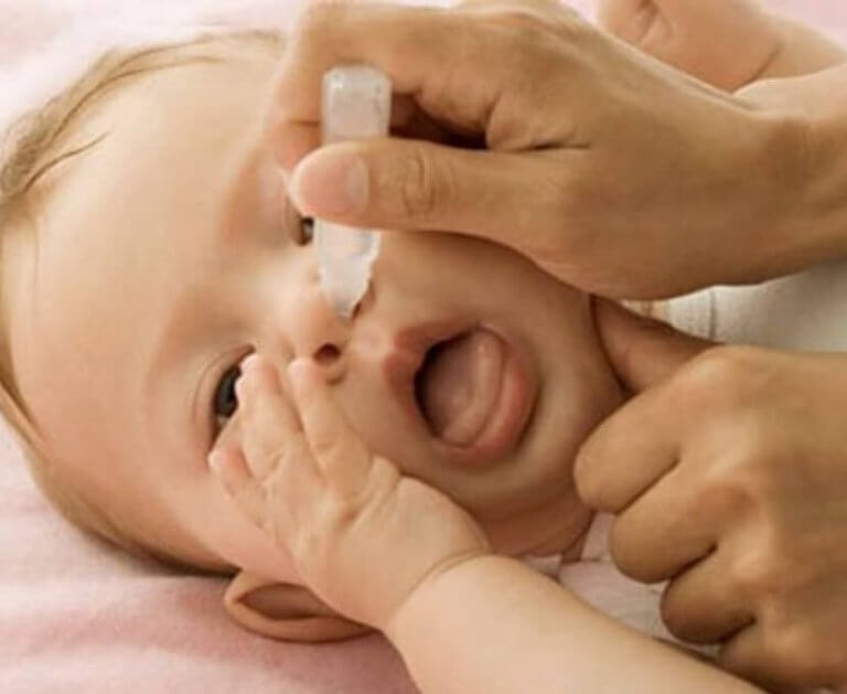 Il ne faut surtout pas introduire de choses dans les narines pour nettoyer le nez d'un bébé