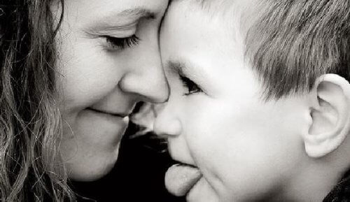Mère avec son fils en train de sourire