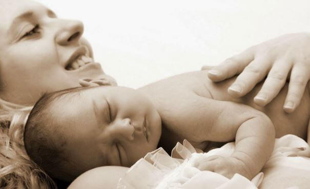 Une maman-bébé n'a plus les pieds dans le monde réel et est connectée totalement avec son petit