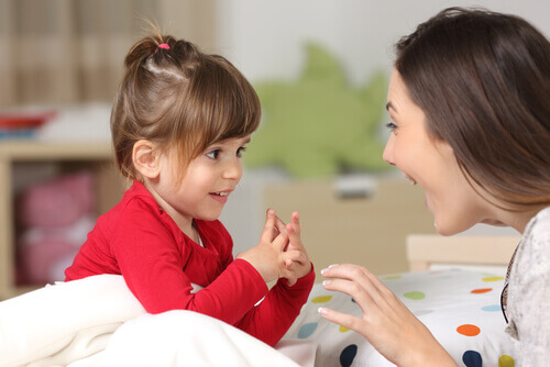 Mère et fille qui parlent