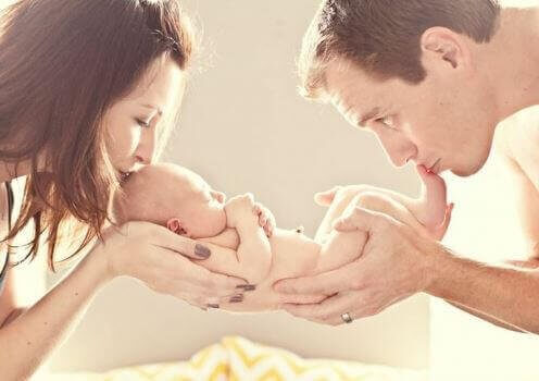 Prendre soin du bébé est l'affaire de deux