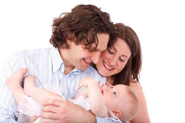 La communication par les gestes et le regard est essentielle dans le fait de dorloter un bébé