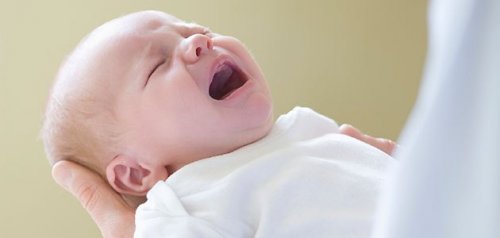 6 raisons pour lesquelles le bébé pleure