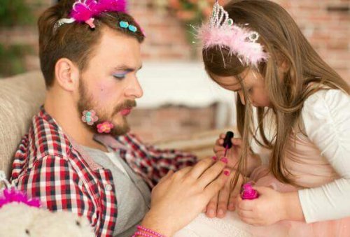 Papa joue avec sa fille et l'écoute