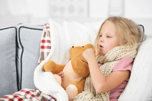 Une petite fille souffrant de mononucléose